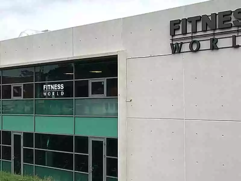 Fitness World efter afrensning facade