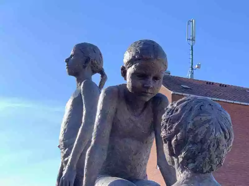 Hendriksholmskolen statuer beskyttet 1920x1280