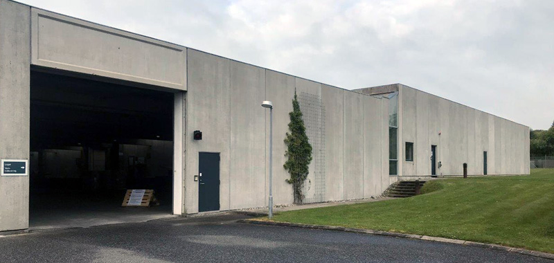 Aura hovedkontor betonfacade fri for alger